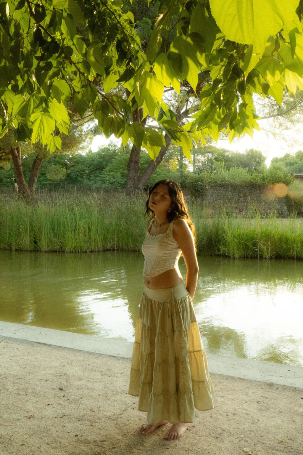 modèle avec jupe et haut corset dans la nature